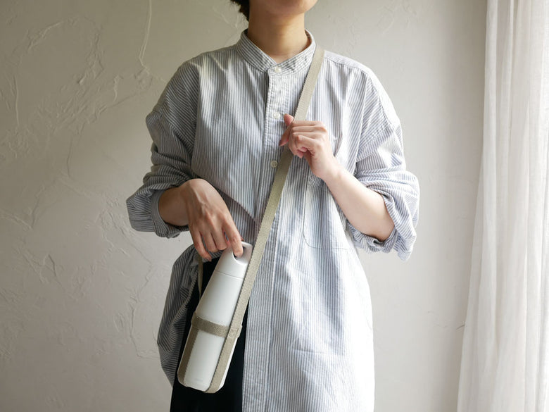 KINTOのトレイルタンブラーと専用ストラップが袖とウエストに装着されている様子