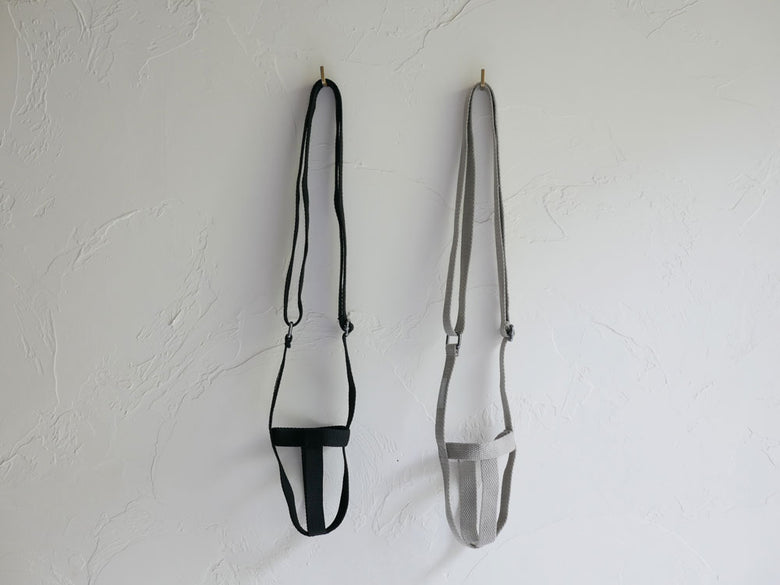 【KINTO/キントー】トレイルタンブラーとレザー製サスペンダーストラップのセット。スタイリッシュなデザインで持ち運びに便利です。