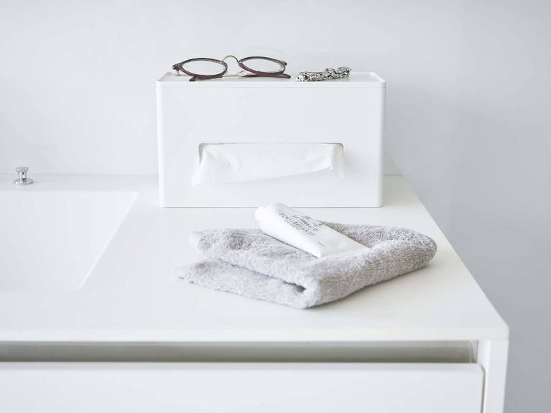 浴室の洗面台に設置されたスマート両面ティッシュケースと収納キャビネット