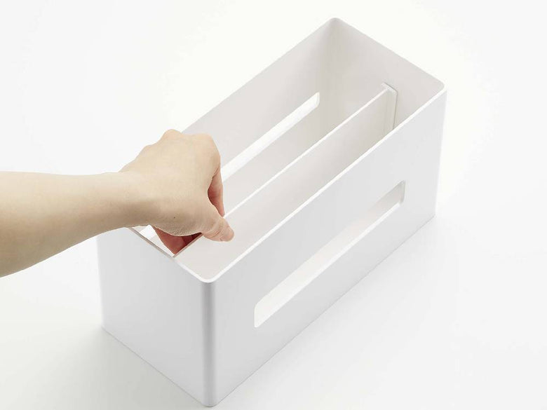 スマート両面ティッシュケースの写真。ABS樹脂製のプラスチックボックスで、一般的なサイズのティッシュボックスを2つ収納可能なオフィス用品