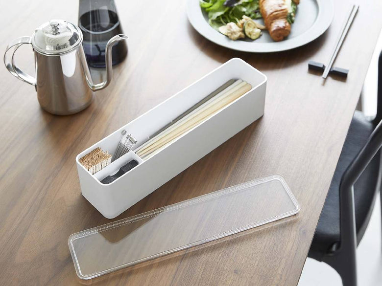 キッチンに置かれた【tower】蓋付きカトラリーケースにカトラリーや箸が整然と収納されている様子