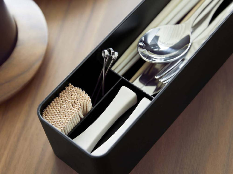 蓋付きロングカトラリーケースに銀色のカトラリーが整然と収納されたキッチン用品の画像