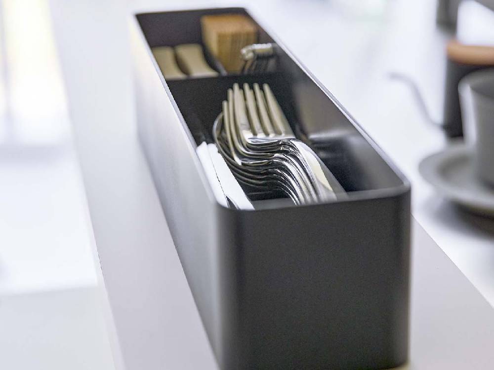 蓋付きシルバーのカトラリーケース『tower/タワー』。キッチンに置かれた長型の収納容器で、複数の仕切りが備わっています。