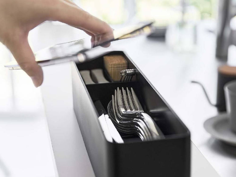 蓋付き銀色のカトラリーケースロング、ステンレス製でハンドルが付いているキッチン用収納ボックス