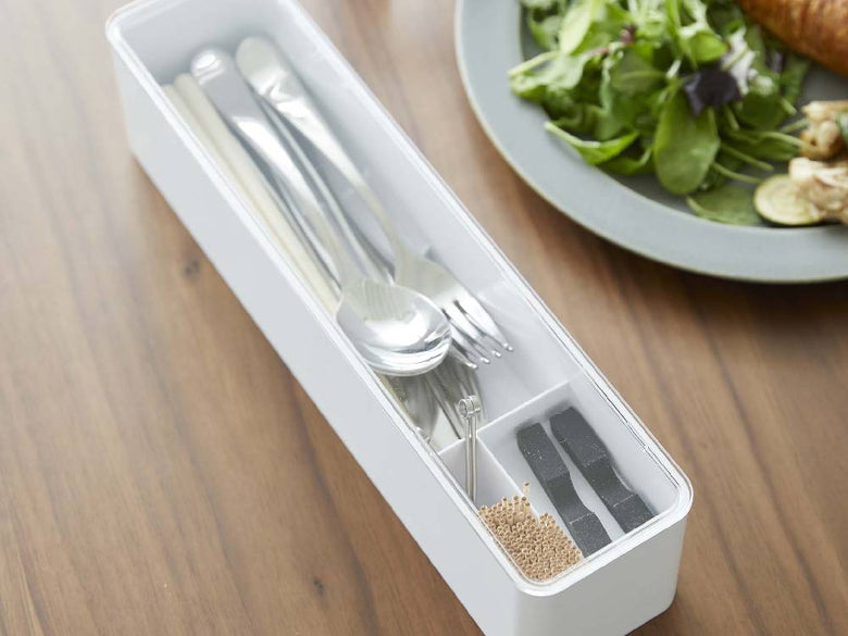 【tower/タワー】蓋付きカトラリーケース ロングにフォークとスプーンが整然と収納されている様子