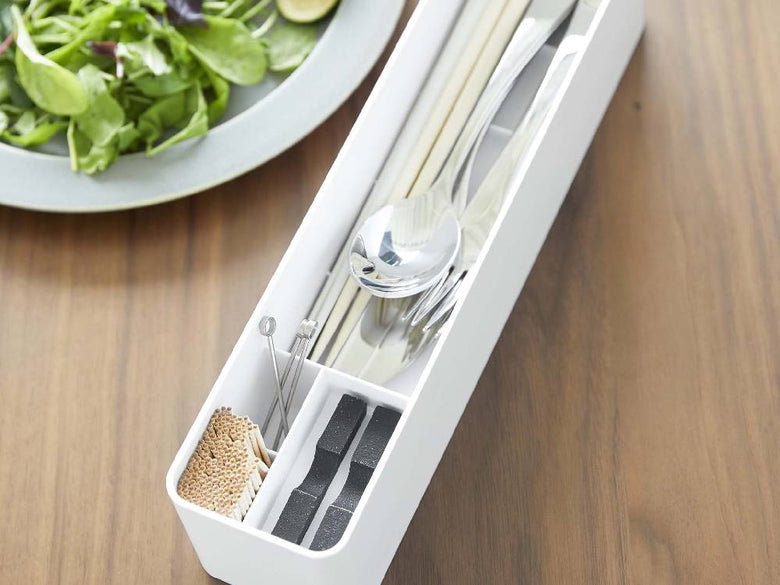蓋付きタワーカトラリーケースロングがキッチンのトレイ上に置かれ、スプーンやフォークなどのカトラリーが整理されている様子