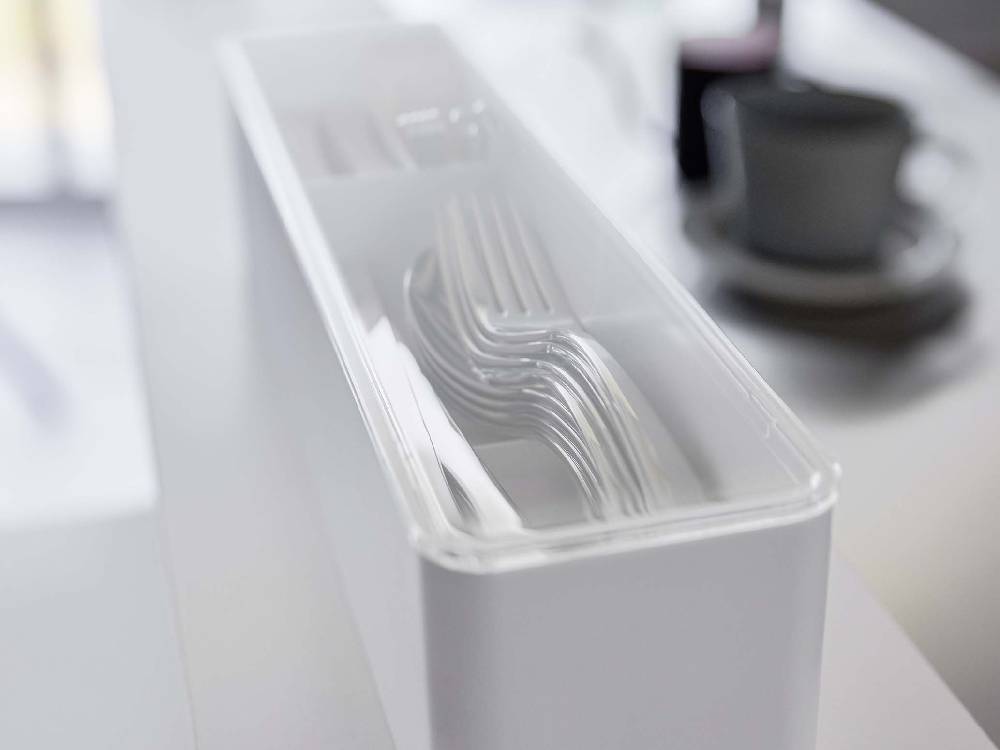 銀色の蓋付きカトラリーケース『tower』。デザイン性の高いプラスチック製で複数の収納部を持つ製品の写真。