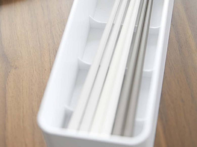 蓋付きプラスチック製カトラリーケースロング。複数の収納部を備えた幅328mmのデザイン