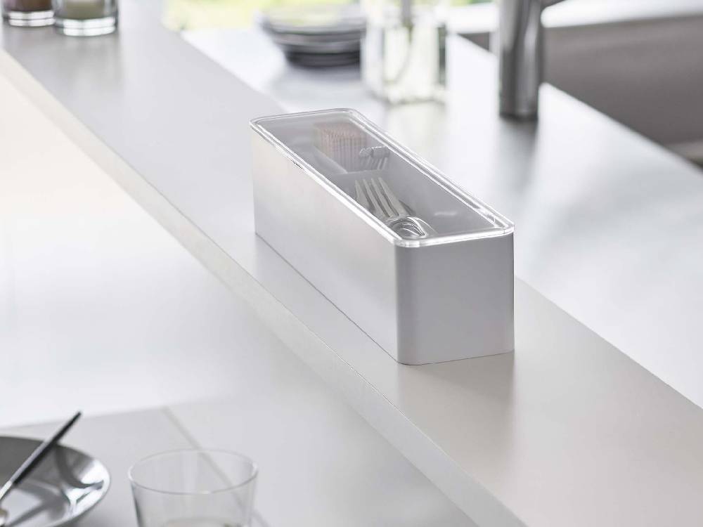 銀色の蓋付きロングカトラリーケースが開いた状態で内部の収納部が見える