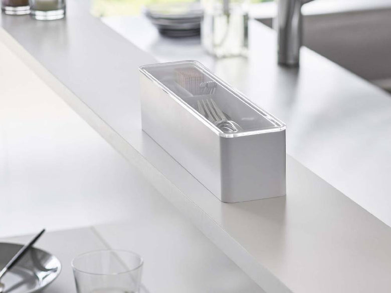 銀色の蓋付きロングカトラリーケースが開いた状態で内部の収納部が見える