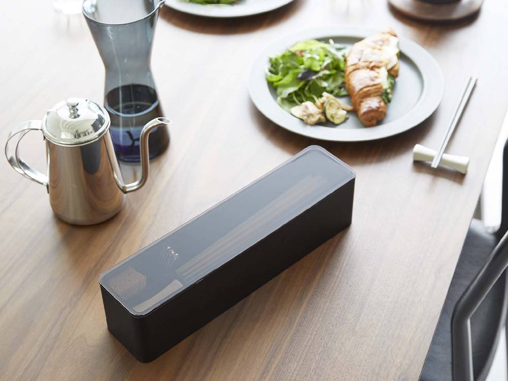 アクリル蓋とABS樹脂製のタワー蓋付きカトラリーケース ロングが木目の背景に配置されている画像