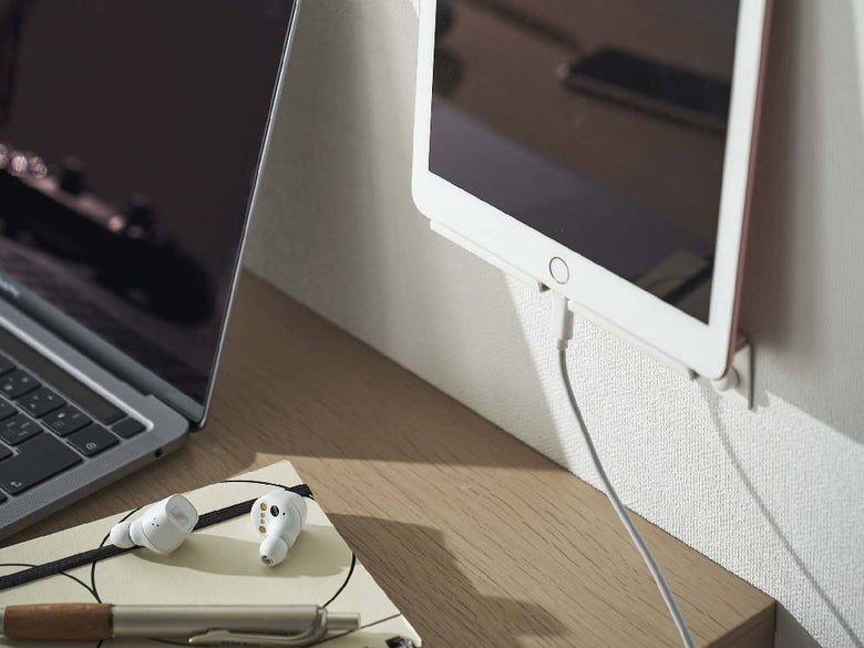 スチール製のタワー型ウォールスマートフォンホルダーが壁に取り付けられている様子