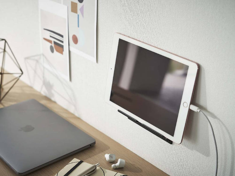 タワーウォールスマートフォンホルダー。スチールとシリコーンで作られ、壁に取り付けてスマートフォンを安定して保持するデザイン。