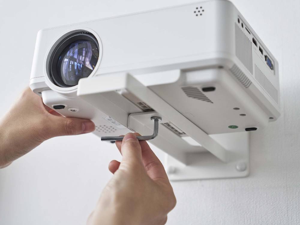 スマートウォールプロジェクターラックにLCDプロジェクターが取り付けられた様子