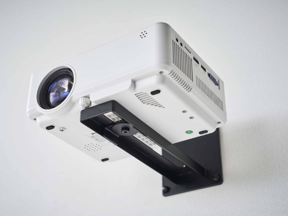 スマートウォールプロジェクターラックにLCDプロジェクターが固定されている様子
