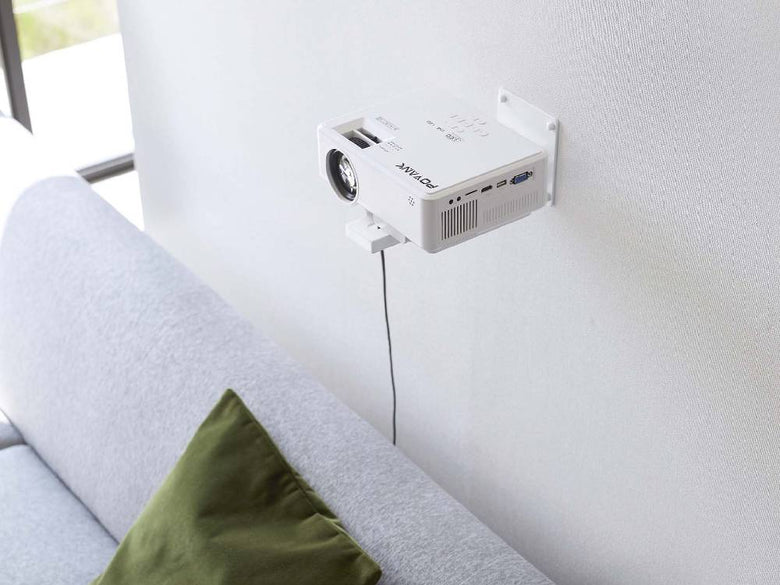 スチール製のスマートウォールプロジェクターラックが壁に取り付けられている様子