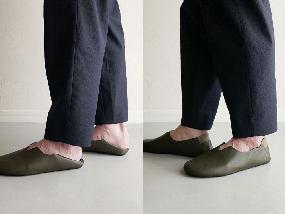 レプリエノイエルッツの携帯スリッポンLを履いた足元で、足首からふくらはぎまでが映っている