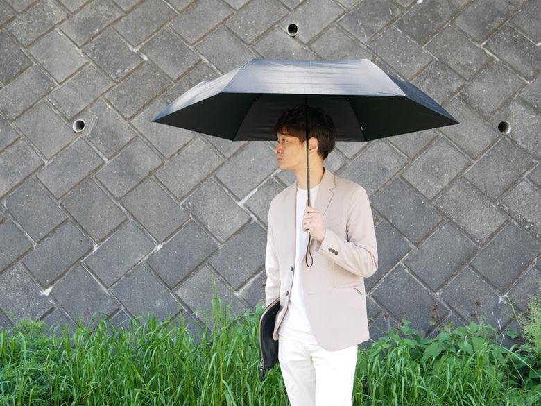 グレー色でファッショナブルな【mabu/マブ】ワイドライト遮光ミニ65傘。6本の骨を持ち、スタイリッシュに日陰を提供します。