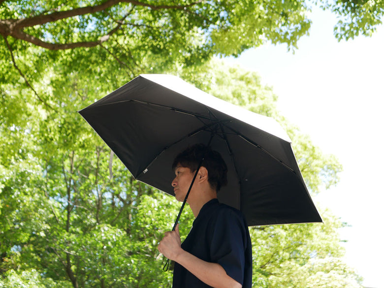 自然の中で【mabu/マブ】ワイドライト遮光ミニ65の傘の下でレジャーを楽しむ人々
