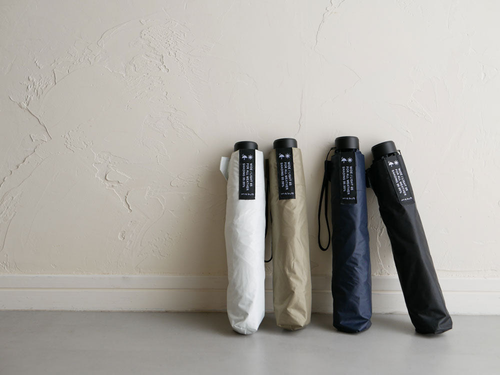 【mabu/マブ】ワイドライト遮光ミニ65傘の画像。ポリエステル100％の生地とアルミ・カーボンファイバー製の骨を使用した軽量で耐久性の高いデザイン。