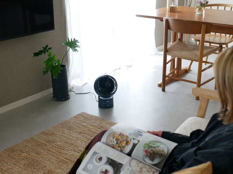 THREEUPスリーアップの節電センサー付きDCウォッシャブルサーキュレーター360。コンパクトな卓上型扇風機の写真。