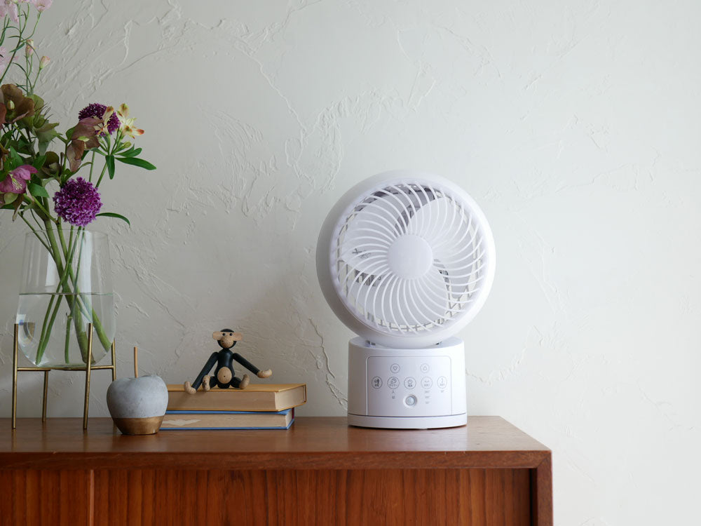 リビングルームに置かれた節電センサー付きDCウォッシャブルサーキュレーター360