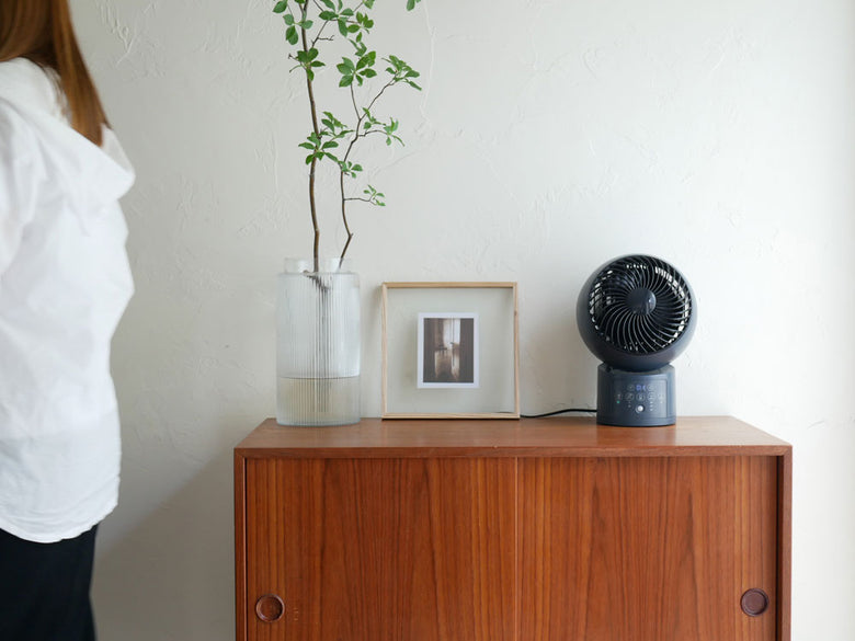 木製キャビネットと引き出しが配置された室内に置かれたスリーアップの節電センサー付DCウォッシャブルサーキュレーター360