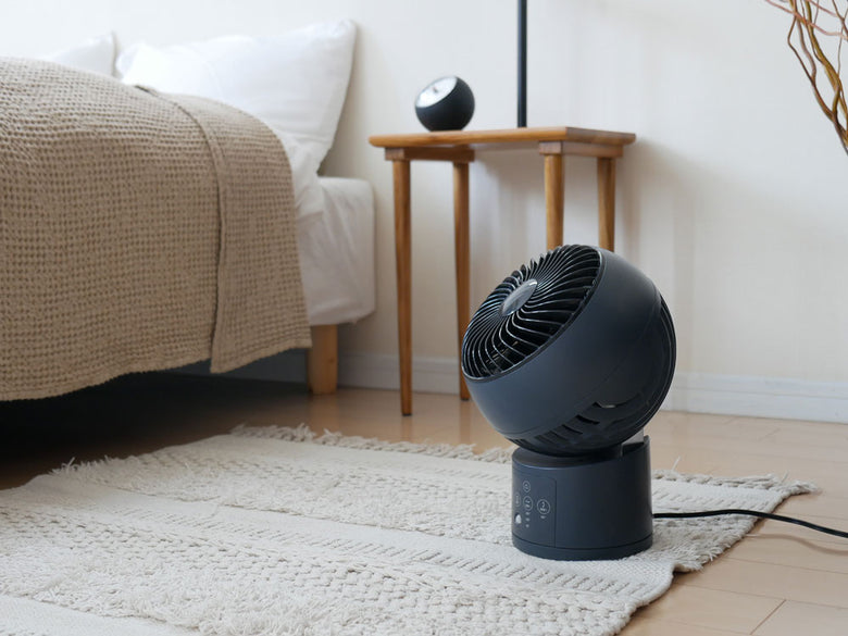 スリーアップの節電センサー付DCウォッシャブルサーキュレーター360。ABSとPP製の小型家庭用扇風機で、リモコンが付属しています。