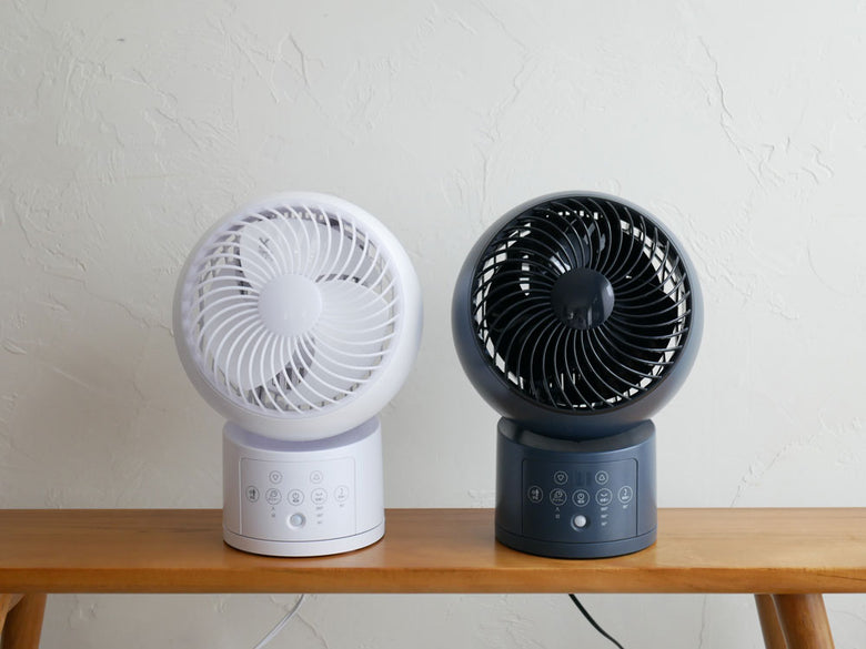 銀色の家庭用節電センサー付きDCウォッシャブルサーキュレーター360、本体とリモコンが映った画像