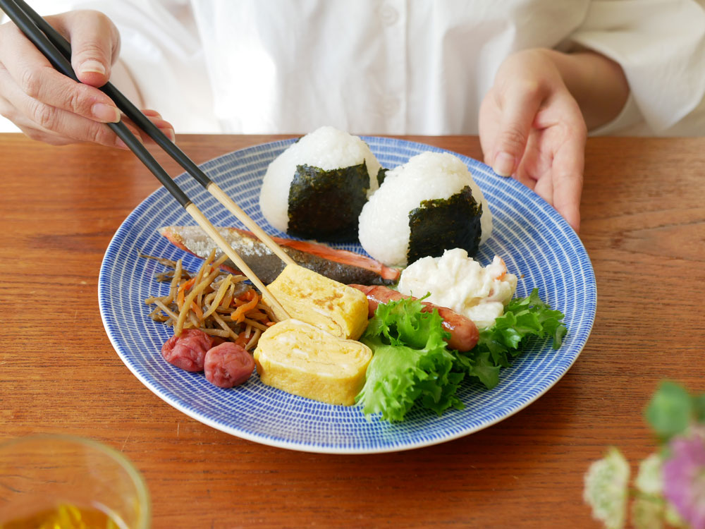 【Arabia/アラビア】24h アベック プレートに盛られた白ご飯と海苔、箸