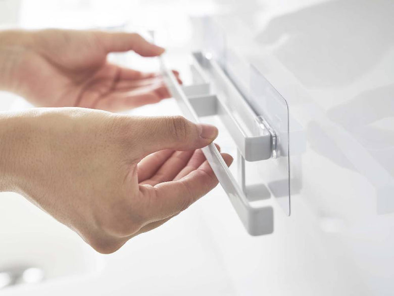 タワー型フィルムフックサニタリーハンガーが光沢のあるプラスチック壁面に取り付けられている様子