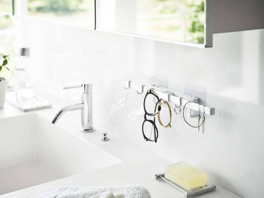 タワー製シルバーのフィルムフックサニタリーハンガーが浴室の洗面台に取り付けられている様子