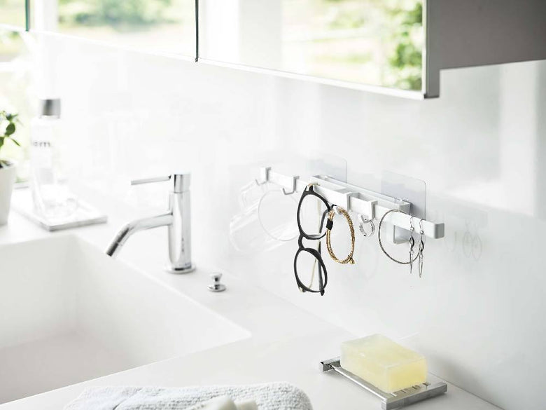 タワー製シルバーのフィルムフックサニタリーハンガーが浴室の洗面台に取り付けられている様子