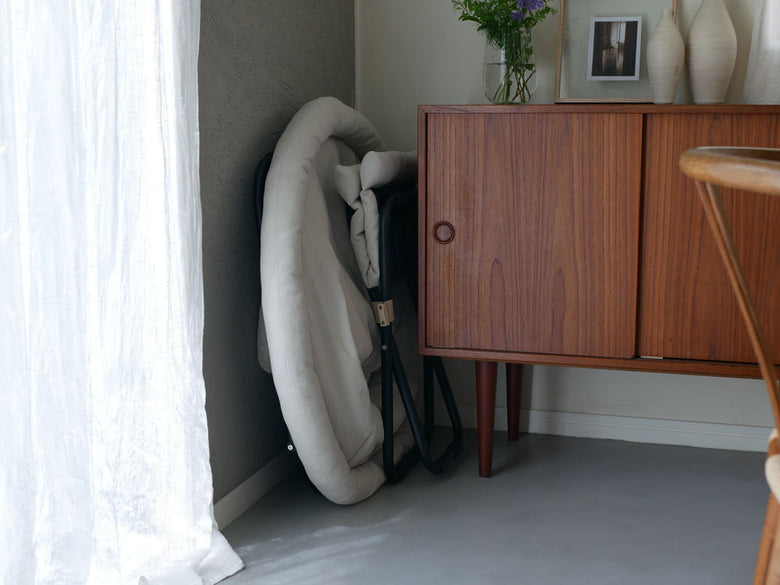 木材のフローリングが敷かれた室内に鉢植えが配置されたインテリア空間