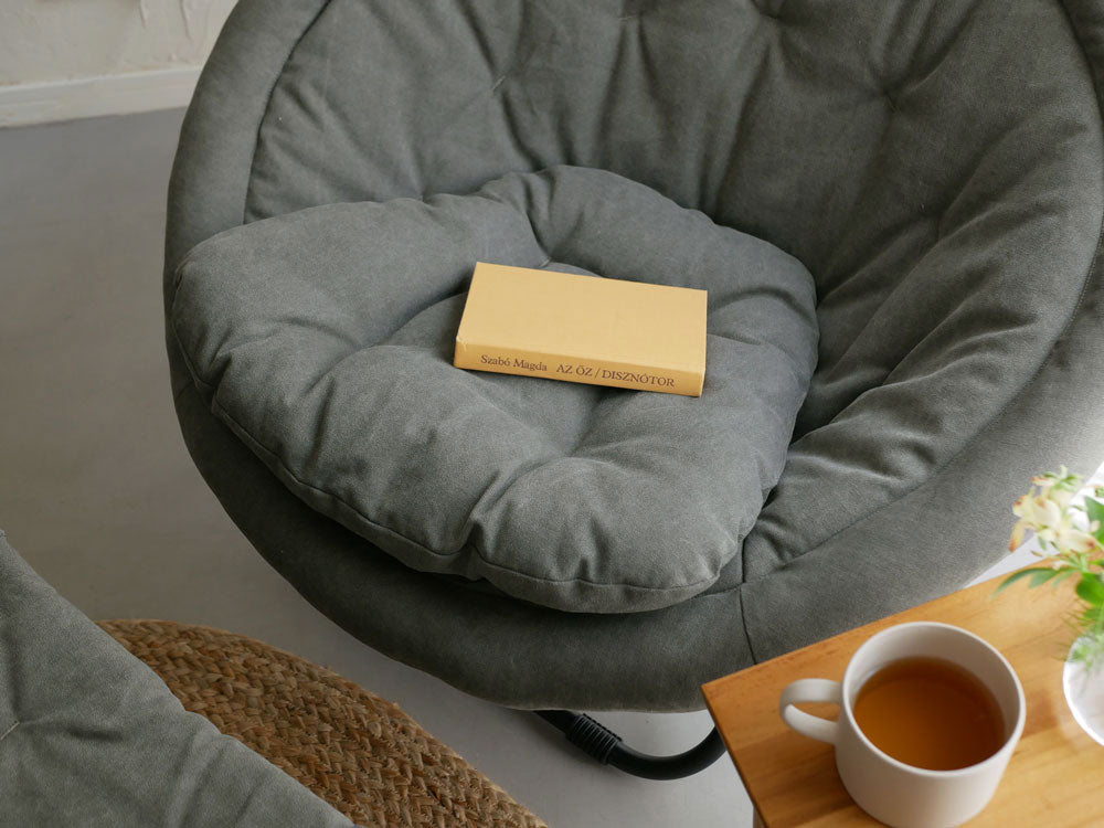 リビングルームの木製フローリングに配置されたグレーの2wayフォールディングチェア用キャンバスクッションと犬用ベッド