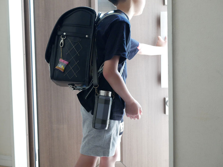 CB JAPAN シービージャパン製 holms オクタボトル ロングショルダーバックパック。複数のポケットと調整可能なストラップを備えた耐久性の高いデザイン。