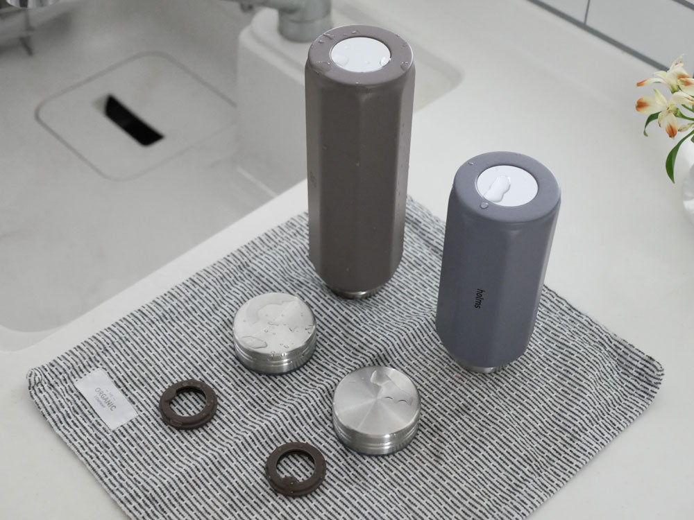 シービージャパンのholmsオクタボトル ロングショルダー、シルバー色のステンレス製シリンダー型ボトル