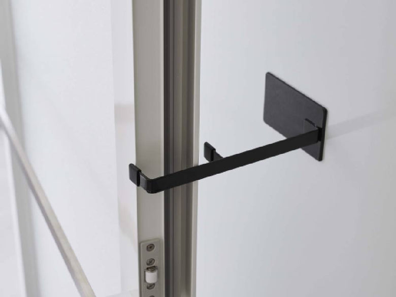 タワー製マグネット浴室扉ストッパーが装着された金属製の浴室ドア