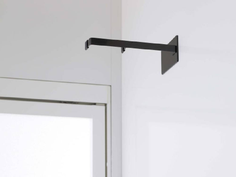 タワーマグネット浴室扉ストッパーが取り付けられた浴室のドアハンドルと鏡の写真