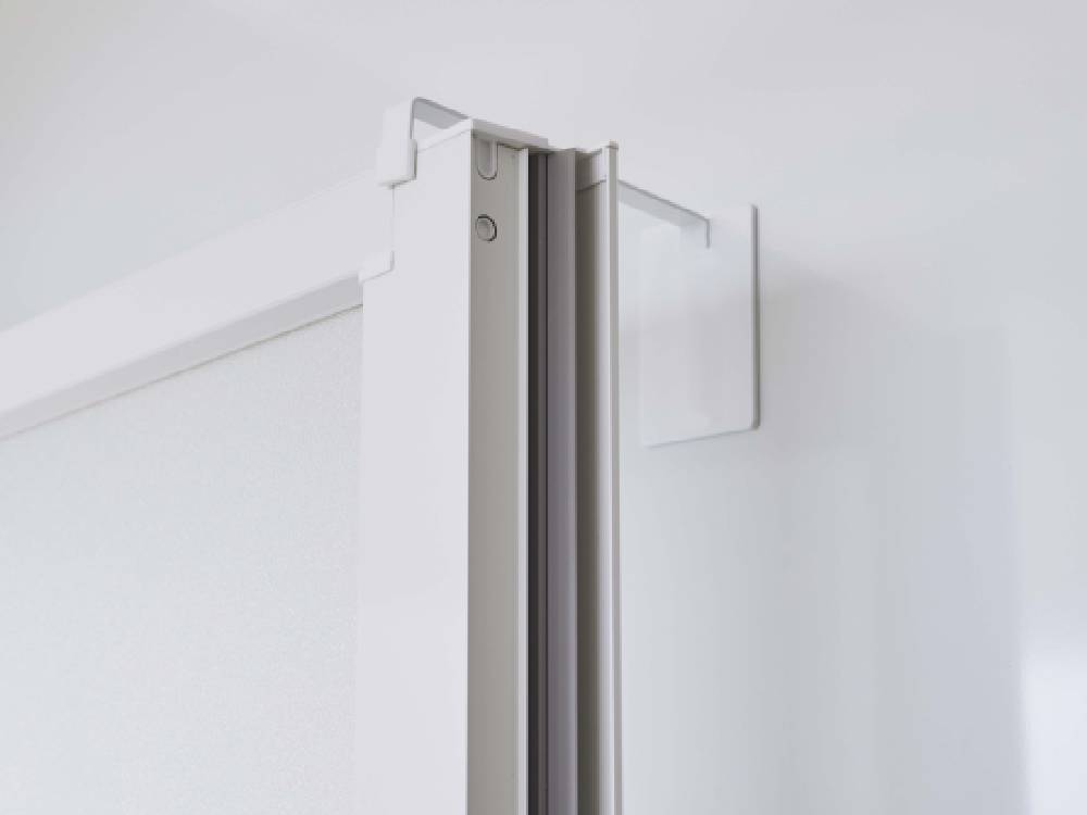 アルミ製の滑り戸に取り付けられた【tower/タワー】マグネット浴室扉ストッパーが映った浴室の画像