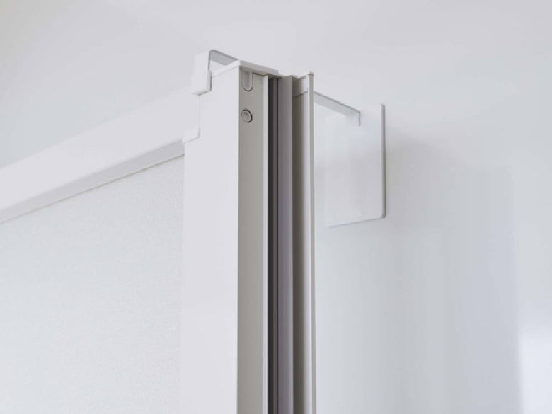 アルミ製の滑り戸に取り付けられた【tower/タワー】マグネット浴室扉ストッパーが映った浴室の画像