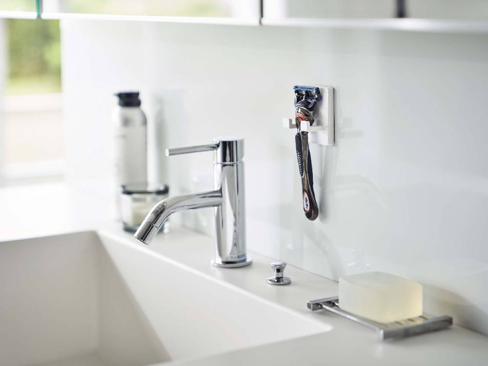 浴室の洗面台に取り付けられた【MIST/ミスト】フィルムフックシェーバーホルダー