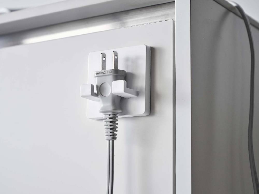 ミスト製フィルムフック シェーバーホルダーが浴室の平らな壁面にしっかりと取り付けられている様子