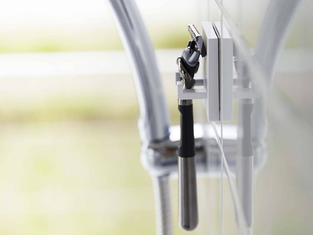 MIST/ミストのフィルムフック シェーバーホルダーが光沢のある壁面に取り付けられている様子