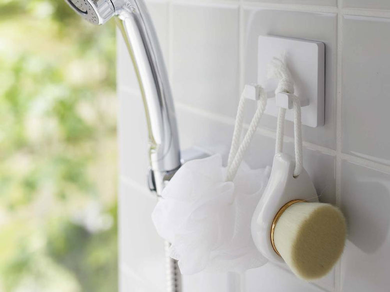 浴室の洗面台に設置された【MIST/ミスト】フィルムフック シェーバーホルダー