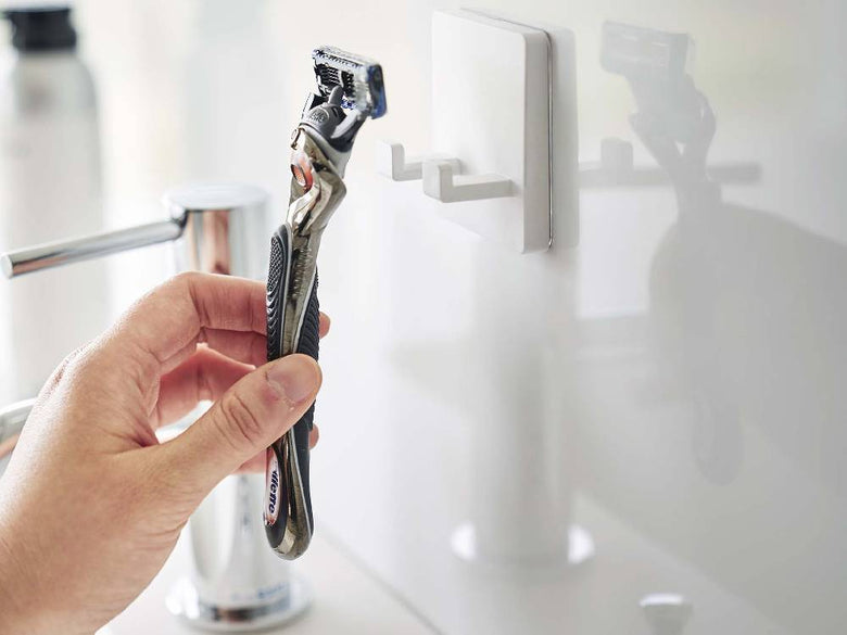 MISTフィルムフック シェーバーホルダーが平らな壁面に取り付けられ、シェーバーを掛けている様子