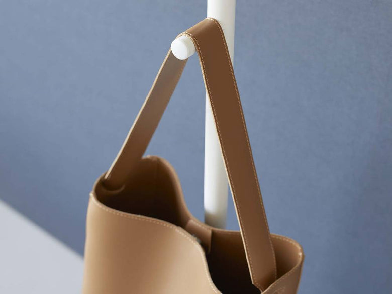 スチール製の「tower」エントランスコートハンガー。高さ162.5cm、幅23cm、奥行30cmで、上部と中部に天然木のフックが備わり、耐荷重は各フック約2.5kg。シンプルで実用的なデザインが特徴です。