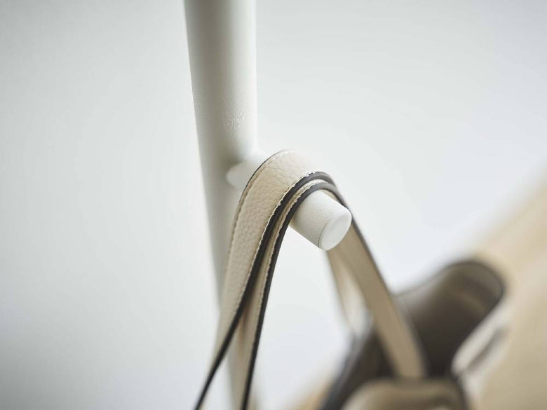 高さ約162.5cmのスチール製タワーエントランスコートハンガー。天然木のフックが複数配置されています