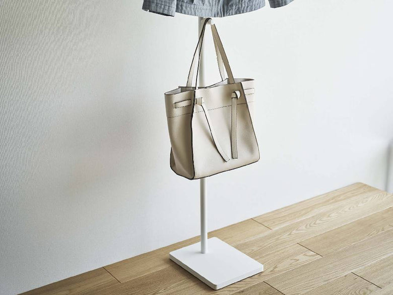 スチール製の【tower/タワー】エントランスコートハンガー。高さ162.5cmで、上部に長さ15.5cmのフックと中部に長さ4.5cmのフックがあり、フック先端は天然木で仕上げられています。