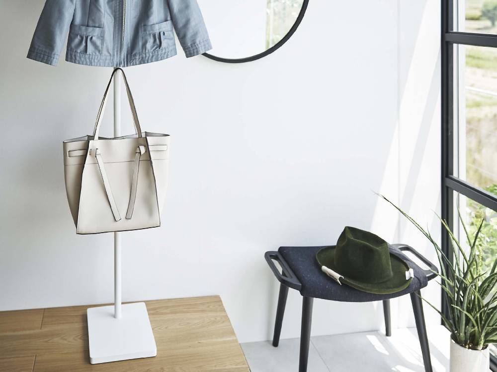 シルバー色のスチール製エントランスコートハンガー。高さ約162.5cmで、天然木のフックが付いたデザイン。